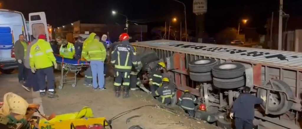 Tragedia: un camión volcó sobre un auto y mató a dos personas