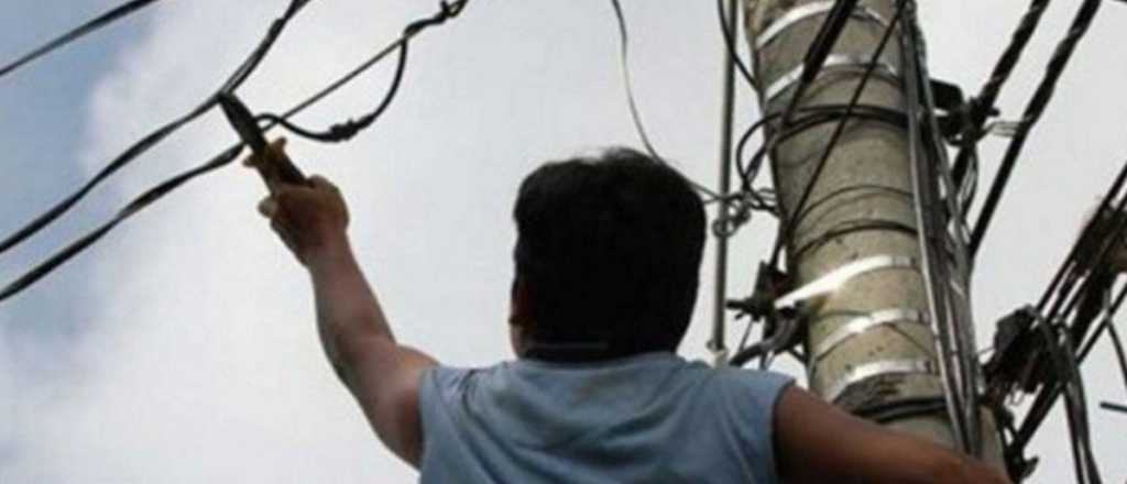 Un ladrón de cables casi muere electrocutado y dejó sin luz a medio Palmira