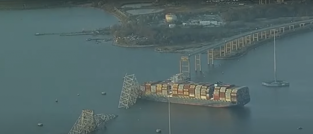 Video: un barco chocó contra un puente y decenas de autos cayeron al río