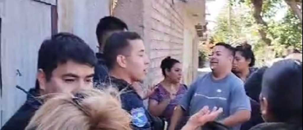Video: tenso escrache en una casa de Guaymallén por presuntas estafas