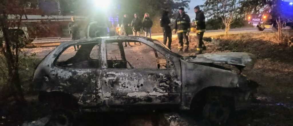 Un auto cayó a un zanjón y se incendió: una mujer se salvó de milagro 