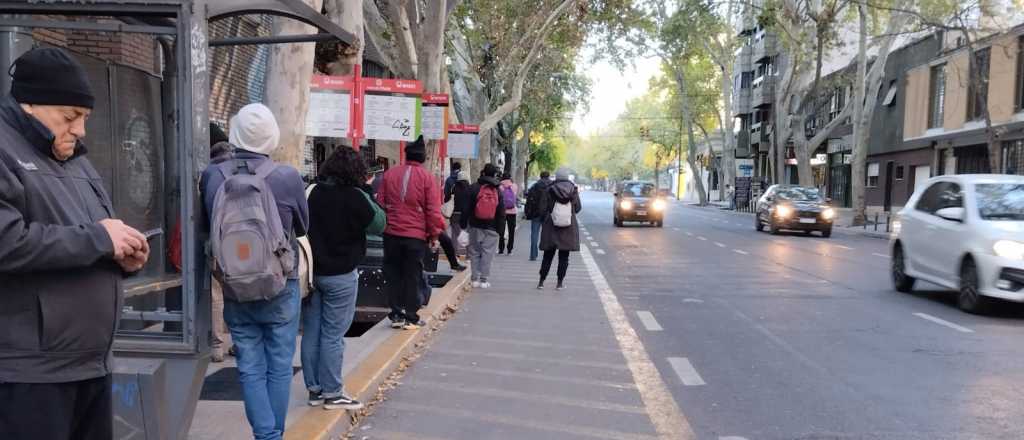 El paro en Mendoza: mucha gente esperando micros y enojo