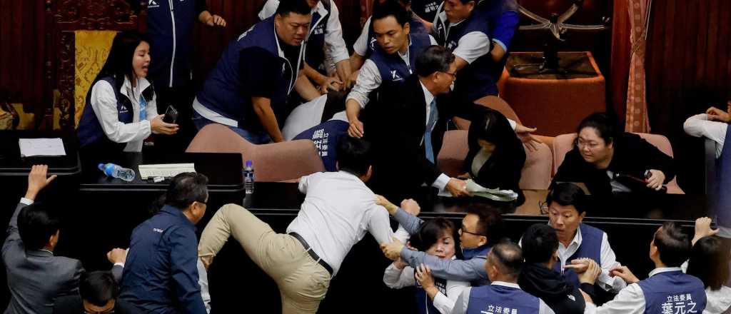 Video: legisladores de Taiwán terminaron a las piñas en plena sesión