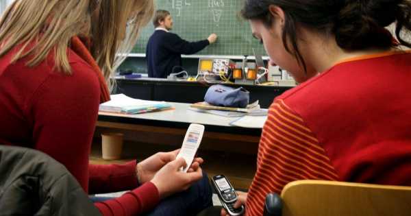 Resultado de imagen para imagenes de porque los alumnos deben de llevar celular