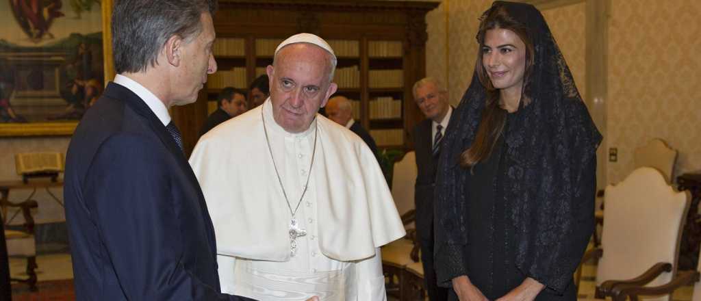Macri le regaló al Papa un poncho, una cruz y una colección de cd's