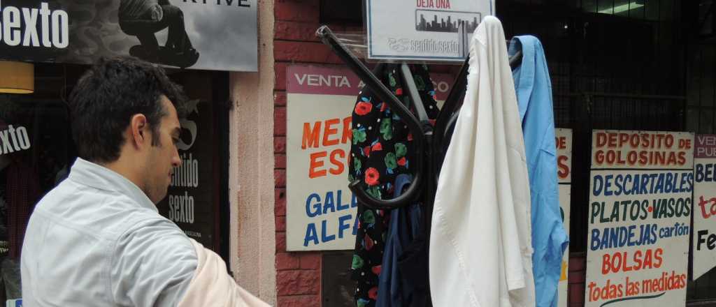 Mendoza solidaria: llegó el perchero social a Godoy Cruz