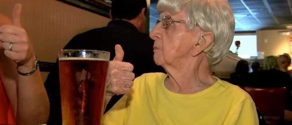 Tiene 102 años y se mantiene joven gracias a la cerveza