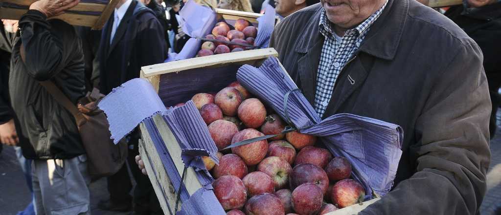 Productores regalan fruta en Plaza de Mayo ante la "crisis" del sector