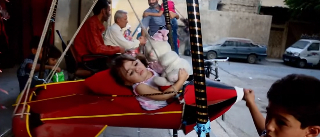 En Siria, los niños juegan en hamacas y calesitas hechas con bombas