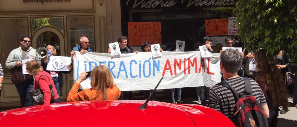 Así fue el escrache en el local de Victoria Vanucci