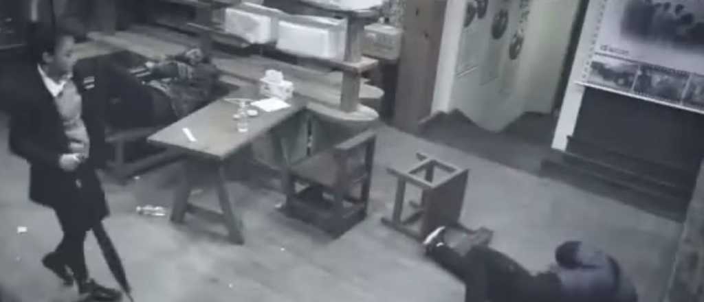 Video: Una mujer noqueó a tres personas en un bar de China 