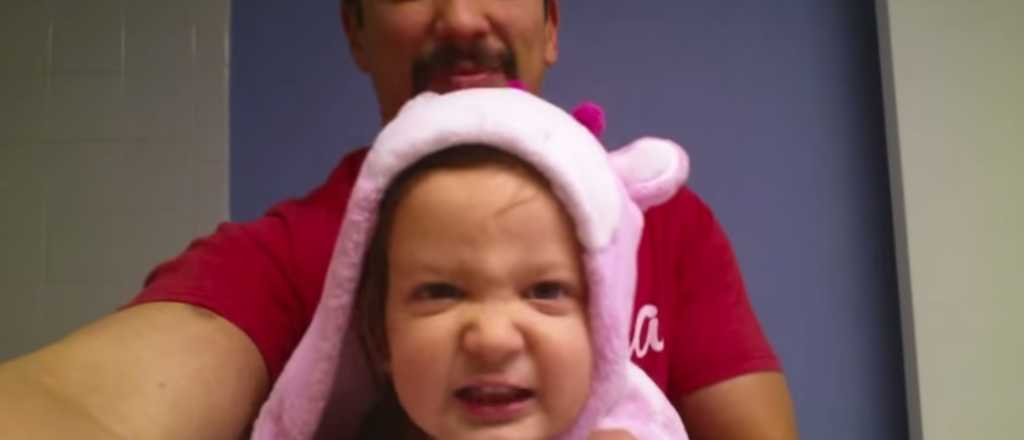 Video: la niña de 2 años que canta el abecedario heavy metal