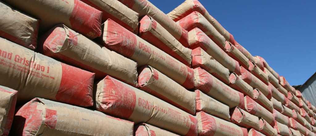 Los despachos de cemento atenuaron su ca&iacute;da en abril