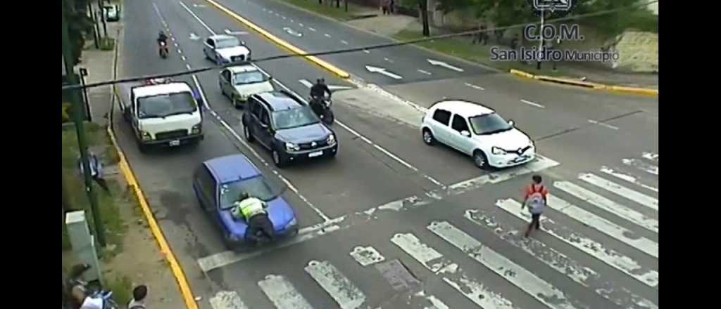 Video: una mujer arrastró en el capot 4 cuadras a un agente de tránsito