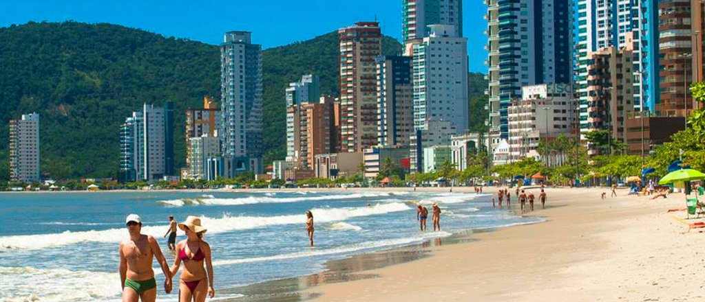 Otra vez, miles de argentinos copan las playas de Florian&oacute;polis