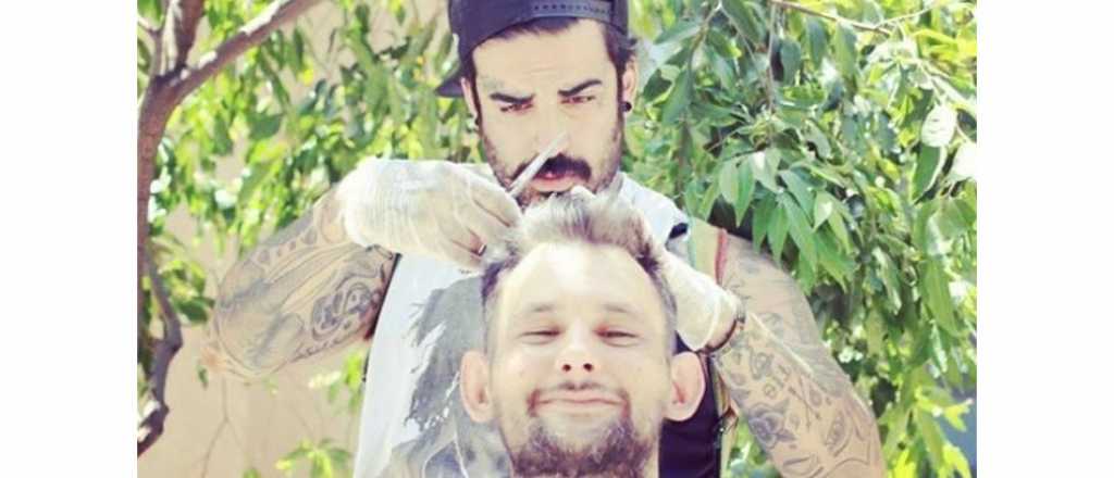Un peluquero le corta el pelo a indigentes para levantarles el ánimo