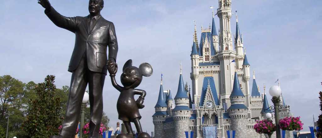 Arrestan a dos empleados de Disney por pornografía infantil