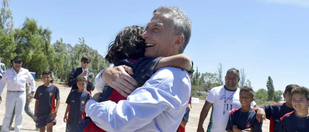 Macri estuvo en El Algarrobal y entreg&oacute; subisidios