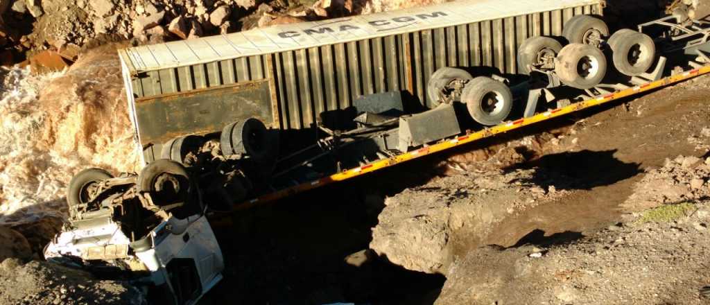 Un camión desbarrancó en el sector de Curva de Soberanía en la Ruta 7