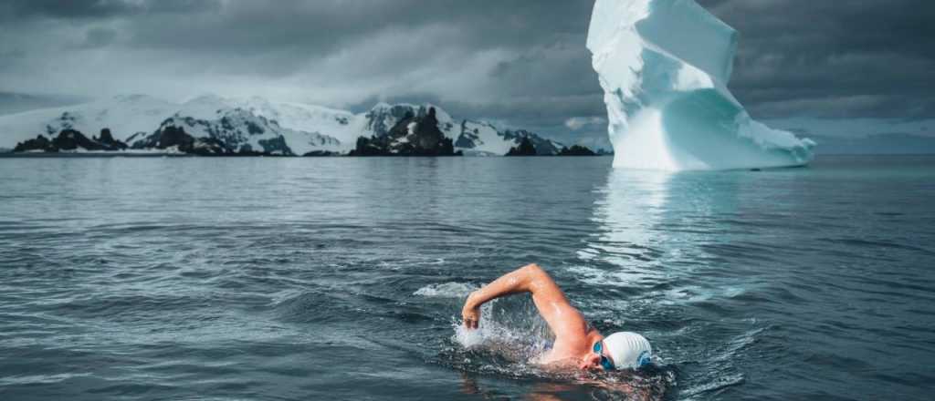 Un hombre nadó un kilómetro en la Antártida para generar conciencia ambiental