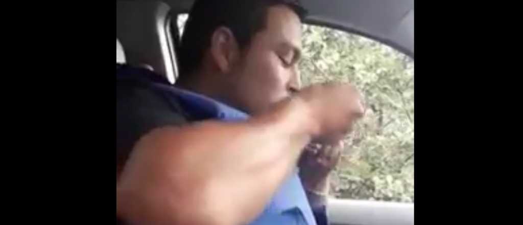 Video: filman a policía drogándose con cocaína en el patrullero