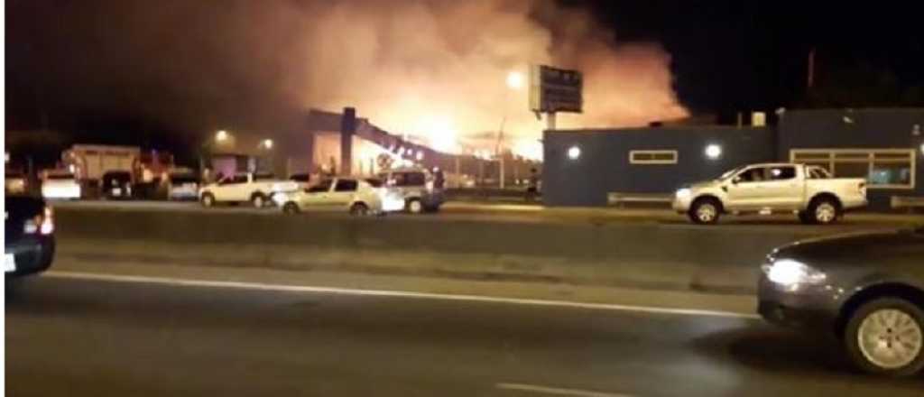 Impactantes im&aacute;genes: incendio de un dep&oacute;sito de productos qu&iacute;micos
