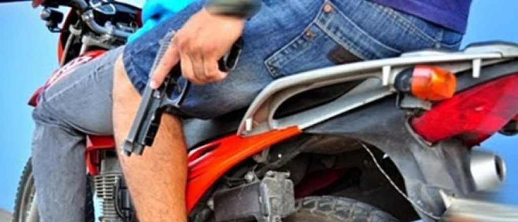 Video: ni&ntilde;a de 2 a&ntilde;os queda en medio de un robo de motochorros