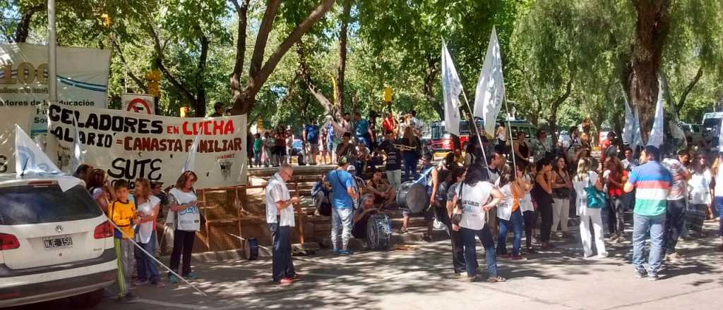 Docentes suplentes protestan frente a Casa de Gobierno de Mendoza