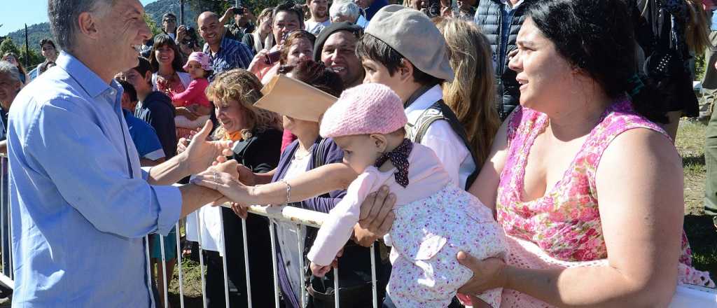 Agredieron el auto en el que viajaba Macri 