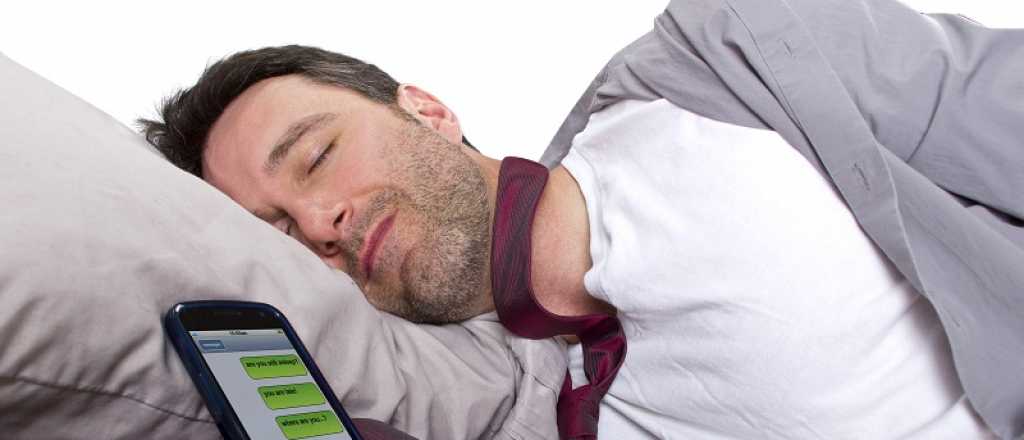 ¿Es peligroso para tu salud dormir con el celular bajo la almohada? 