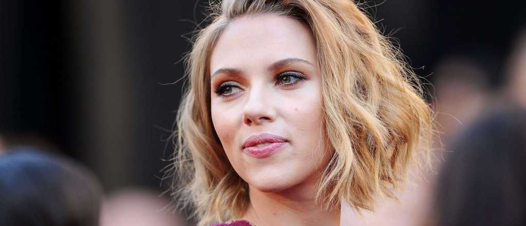 Scarlett Johansson está nuevamente . . . ¡solita!