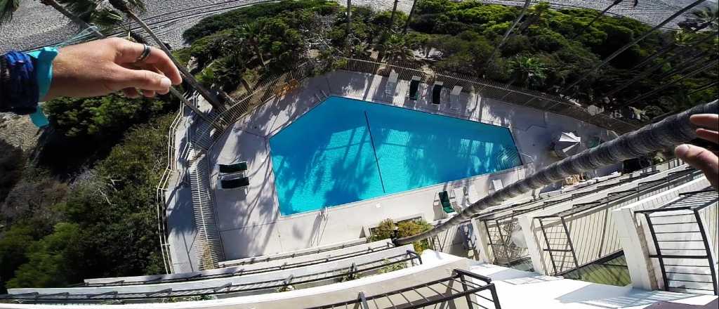 Video: Un youtuber se rompe las piernas saltando a una piscina