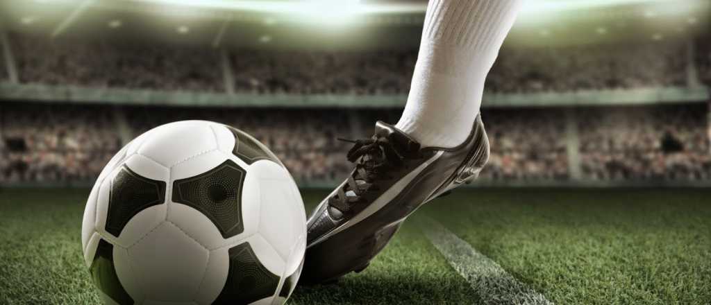 En traje de ba&ntilde;o un futbolista argentino pide trabajo por Twitter