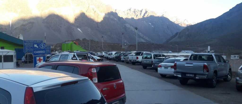 Más de 500 autos esperan en alta montaña para cruzar a Chile