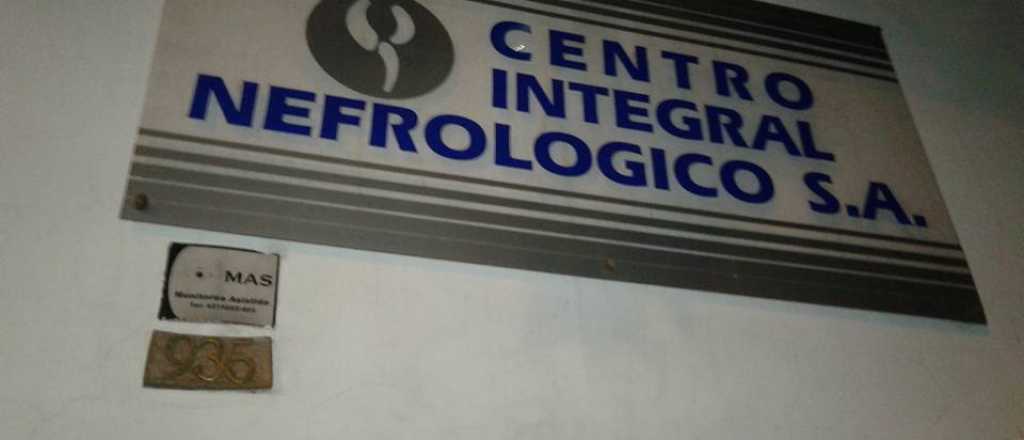 Denuncian que una cl&iacute;nica mendocina arroja residuos patog&eacute;nicos a la calle