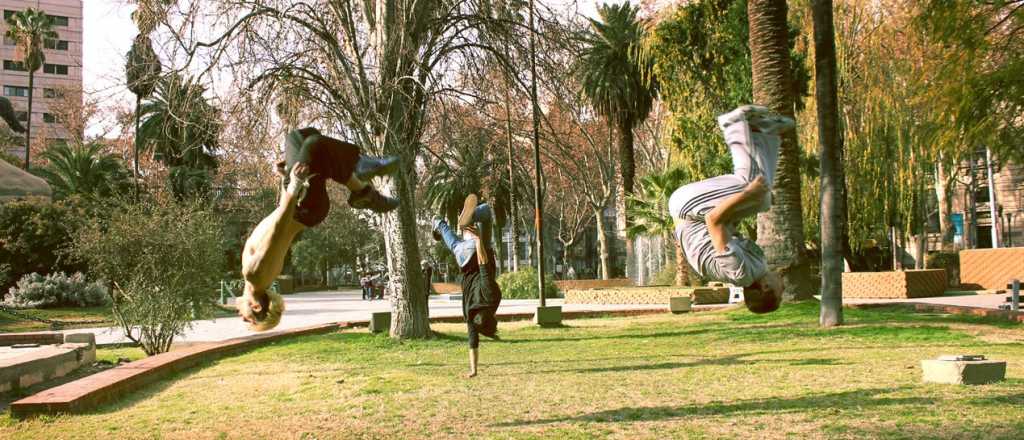 Un grupo de jóvenes practica Parkour en Mendoza