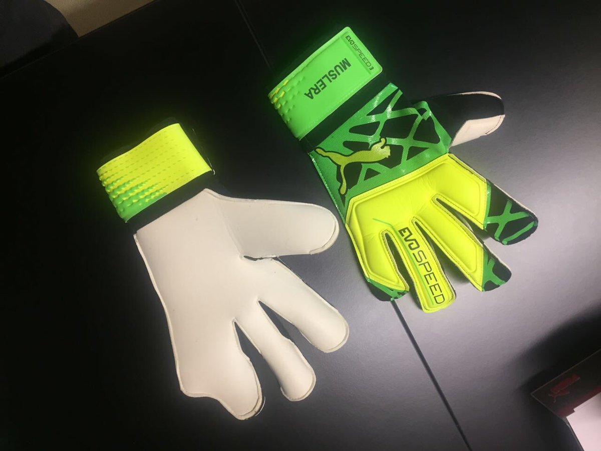 Los curiosos guantes especiales para que un arquero juegue - Mendoza Post