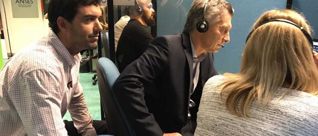 Telemarketer por un d&iacute;a: Macri atendi&oacute; el call center de Anses
