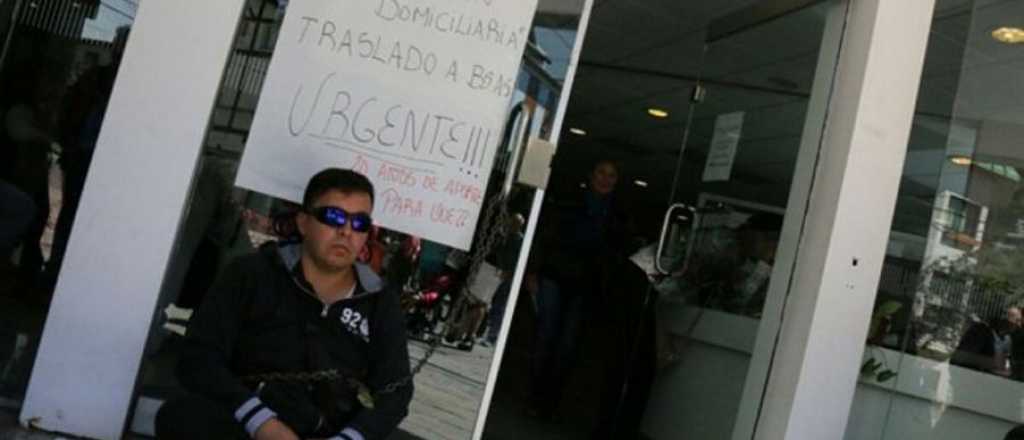 Trasladaron a Mendoza a la hija del policía que se encadenó a la obra social