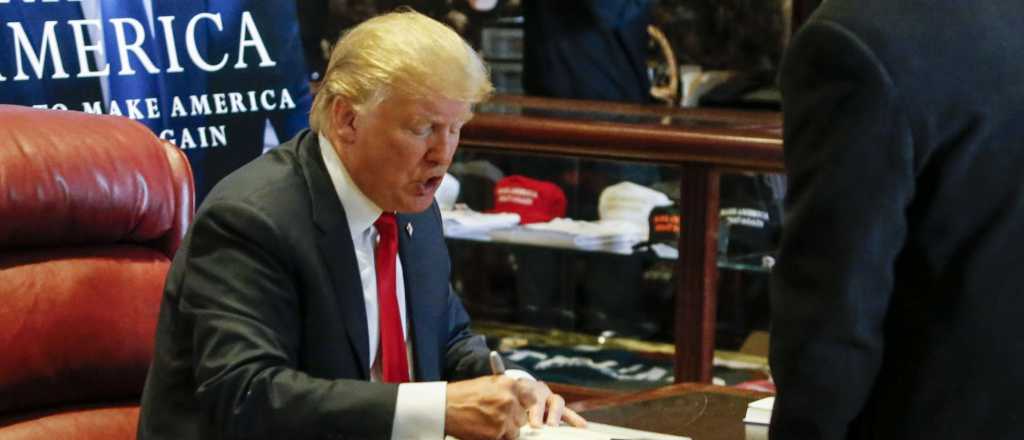 Trump arrancó su gobierno firmando polémicos decretos