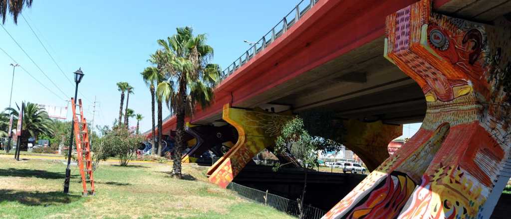 Muralistas mendocinos pintaron el puente de nudo vial por el Bicentenario