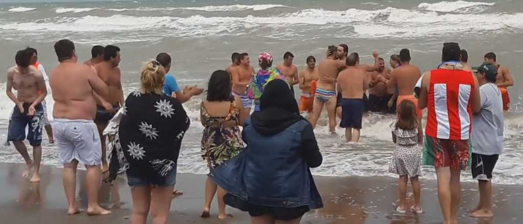 Video: impresionante rescate de tres personas en la costa argentina