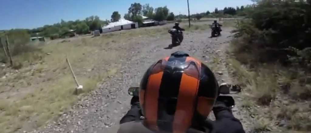 Con una GoPro y buena música, este motoquero sorprende en Mendoza