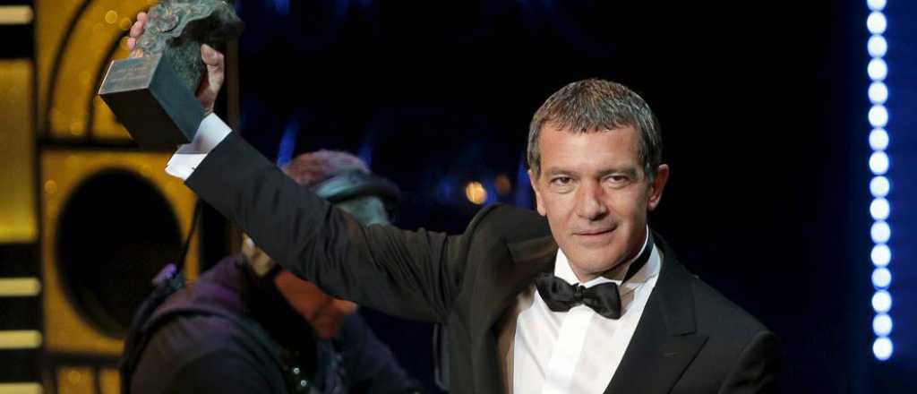 Banderas recibió un premio y le pidió perdón a su hija
