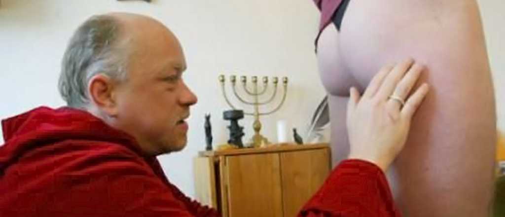 Vidente alem&aacute;n lee el futuro toc&aacute;ndole la cola a la gente