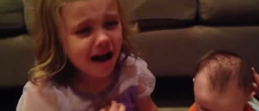 Video: la niña que no quiere que su hermanito crezca