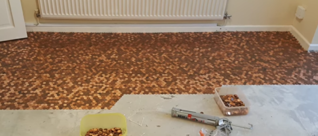 Video: un hombre pegó 27.000 monedas para hacer el piso de su cocina 