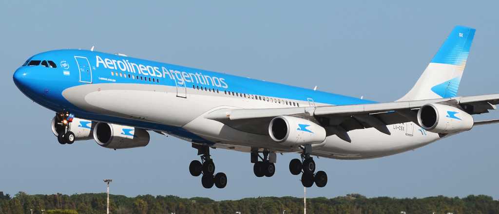 Un avión de Aerolíneas chocó contra un drone: el audio del piloto