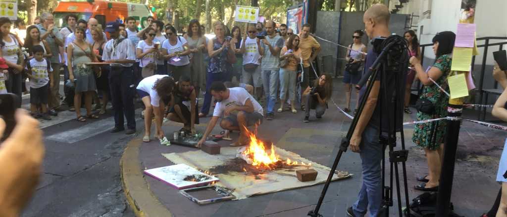 Artistas mendocinos protestaron prendiendo fuego obras de arte