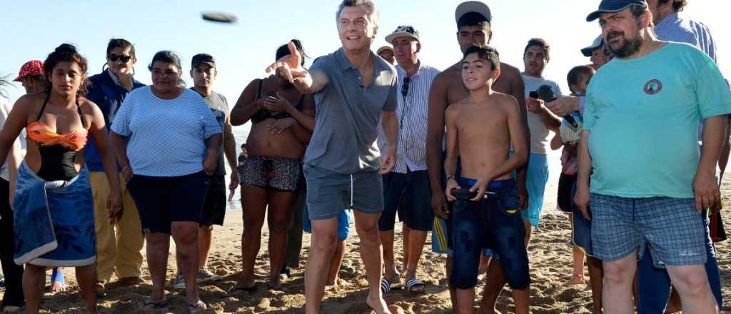 En la arena y relajado, Macri jugó al tejo con chicos en Chapadmalal